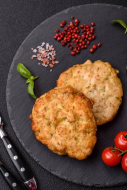 Tuzlu, baharatlı ve çimento kaplı lezzetli kızarmış tavuk pirzolası.