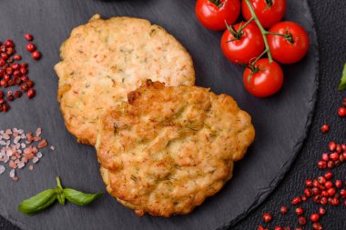 Tuzlu, baharatlı ve çimento kaplı lezzetli kızarmış tavuk pirzolası.