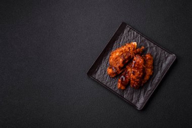 Teriyaki soslu, tuzlu, baharatlı ve susamlı leziz tavuk filetosu.