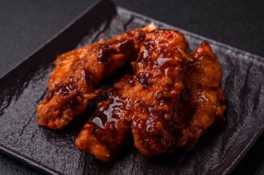 Teriyaki soslu, tuzlu, baharatlı ve susamlı leziz tavuk filetosu.