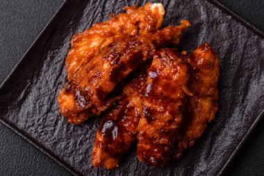 Teriyaki soslu, tuzlu, baharatlı ve susamlı leziz tavuk filetosu.