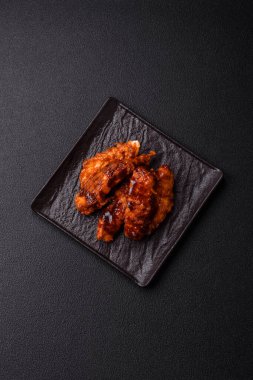 Teriyaki soslu, tuzlu, baharatlı ve susamlı leziz tavuk filetosu.