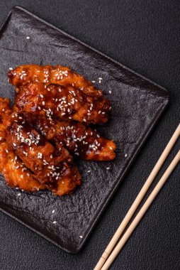 Teriyaki soslu, tuzlu, baharatlı ve susamlı leziz tavuk filetosu.