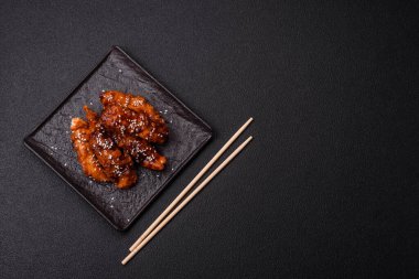 Teriyaki soslu, tuzlu, baharatlı ve susamlı leziz tavuk filetosu.