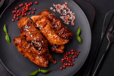 Teriyaki soslu, tuzlu, baharatlı ve susamlı leziz tavuk filetosu.