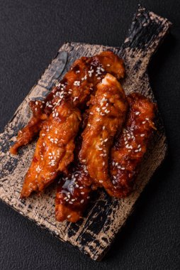 Teriyaki soslu, tuzlu, baharatlı ve susamlı leziz tavuk filetosu.