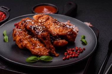 Teriyaki soslu, tuzlu, baharatlı ve susamlı leziz tavuk filetosu.