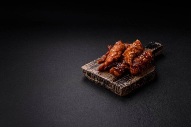 Teriyaki soslu, tuzlu, baharatlı ve susamlı leziz tavuk filetosu.