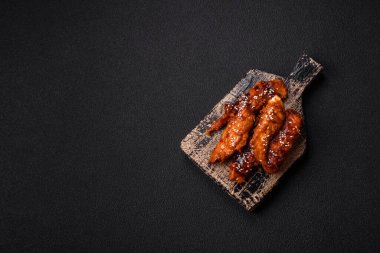 Teriyaki soslu, tuzlu, baharatlı ve susamlı leziz tavuk filetosu.