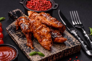 Teriyaki soslu, tuzlu, baharatlı ve susamlı leziz tavuk filetosu.