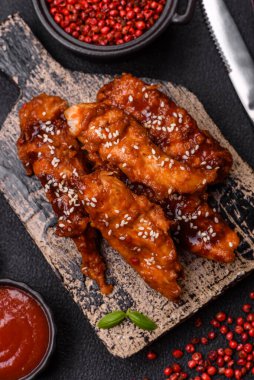 Teriyaki soslu, tuzlu, baharatlı ve susamlı leziz tavuk filetosu.