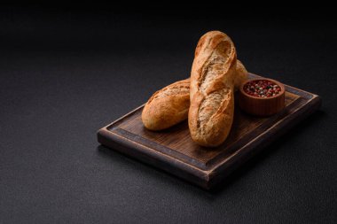 Tohumları, taneleri, tuzu ve baharatları koyu beton arka planda çıtır çıtır mini baget.