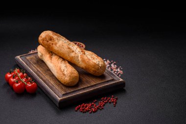 Tohumları, taneleri, tuzu ve baharatları koyu beton arka planda çıtır çıtır mini baget.