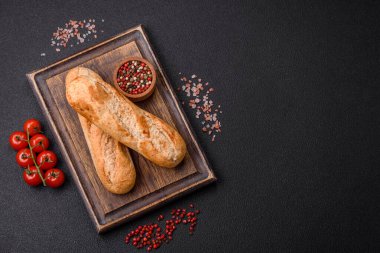 Tohumları, taneleri, tuzu ve baharatları koyu beton arka planda çıtır çıtır mini baget.