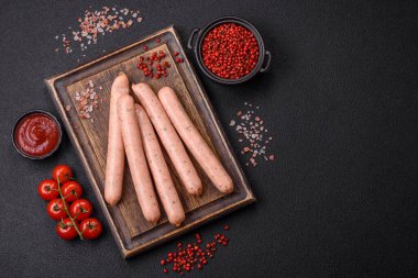 Koyu beton arka planda tuz ve baharatla et yerine yapılan vejetaryen ya da vejetaryen sosisleri.