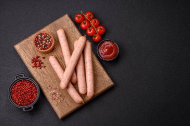 Koyu beton arka planda tuz ve baharatla et yerine yapılan vejetaryen ya da vejetaryen sosisleri.