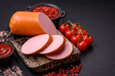 Haşlanmış vejetaryen ya da vejetaryen sosisi. Koyu beton bir arka planda tuz ve baharatla yenilen etlerden yapılıyor.