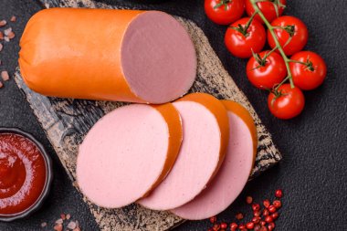 Haşlanmış vejetaryen ya da vejetaryen sosisi. Koyu beton bir arka planda tuz ve baharatla yenilen etlerden yapılıyor.