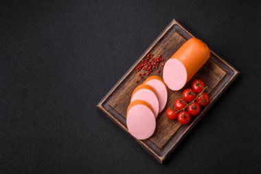 Haşlanmış vejetaryen ya da vejetaryen sosisi. Koyu beton bir arka planda tuz ve baharatla yenilen etlerden yapılıyor.