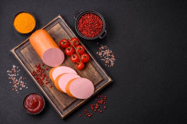 Haşlanmış vejetaryen ya da vejetaryen sosisi. Koyu beton bir arka planda tuz ve baharatla yenilen etlerden yapılıyor.