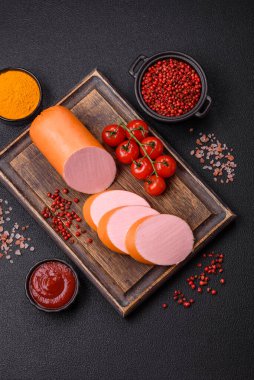 Haşlanmış vejetaryen ya da vejetaryen sosisi. Koyu beton bir arka planda tuz ve baharatla yenilen etlerden yapılıyor.