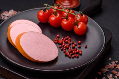 Haşlanmış vejetaryen ya da vejetaryen sosisi. Koyu beton bir arka planda tuz ve baharatla yenilen etlerden yapılıyor.