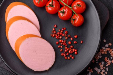 Haşlanmış vejetaryen ya da vejetaryen sosisi. Koyu beton bir arka planda tuz ve baharatla yenilen etlerden yapılıyor.