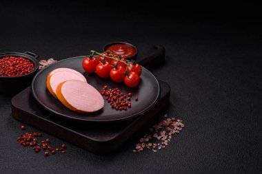 Haşlanmış vejetaryen ya da vejetaryen sosisi. Koyu beton bir arka planda tuz ve baharatla yenilen etlerden yapılıyor.