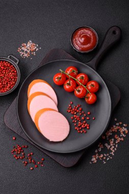 Haşlanmış vejetaryen ya da vejetaryen sosisi. Koyu beton bir arka planda tuz ve baharatla yenilen etlerden yapılıyor.