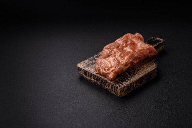 Tuz, baharat ve ızgara için hazırlanmış baharatlı, bal soslu çiğ domuz ya da sığır pirzolası.