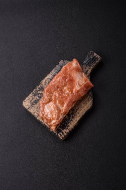 Tuz, baharat ve ızgara için hazırlanmış baharatlı, bal soslu çiğ domuz ya da sığır pirzolası.