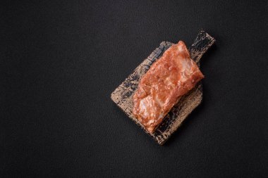 Tuz, baharat ve ızgara için hazırlanmış baharatlı, bal soslu çiğ domuz ya da sığır pirzolası.