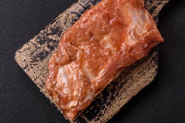 Tuz, baharat ve ızgara için hazırlanmış baharatlı, bal soslu çiğ domuz ya da sığır pirzolası.