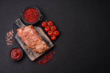 Tuz, baharat ve ızgara için hazırlanmış baharatlı, bal soslu çiğ domuz ya da sığır pirzolası.