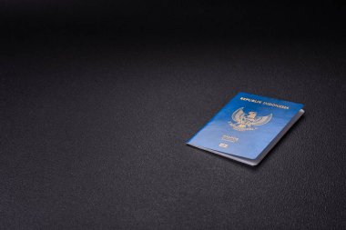 Koyu beton zemine sahip Endonezya vatandaşının uluslararası pasaportu
