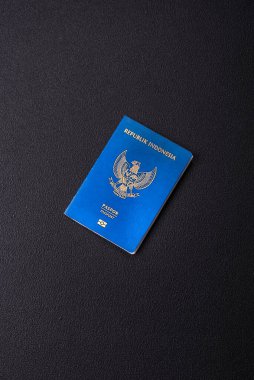 Koyu beton zemine sahip Endonezya vatandaşının uluslararası pasaportu