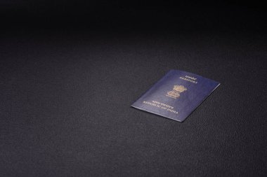 Koyu beton arka planda Hindistan vatandaşının uluslararası pasaportu.