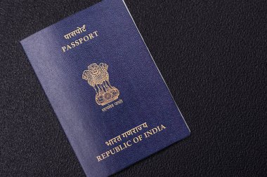Koyu beton arka planda Hindistan vatandaşının uluslararası pasaportu.