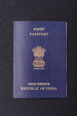 Koyu beton arka planda Hindistan vatandaşının uluslararası pasaportu.