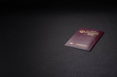 Koyu beton arka planda İran vatandaşının uluslararası pasaportu