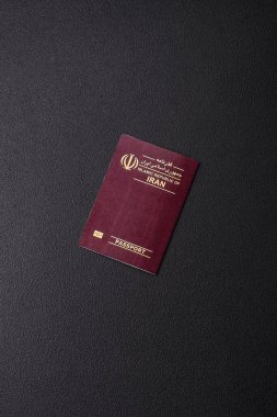 Koyu beton arka planda İran vatandaşının uluslararası pasaportu