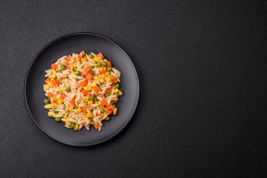 Lezzetli haşlanmış pirinç sebzeli mısır, havuç, tuzlu bezelye, baharat ve çimento kaplı otlar.