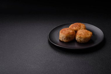 Lezzetli taze kıymalı balık pirzolası. Esmer arka planda baharatlar ve otlarla birlikte.