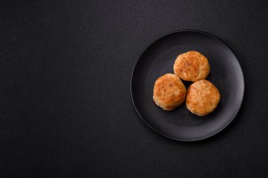 Lezzetli taze kıymalı balık pirzolası. Esmer arka planda baharatlar ve otlarla birlikte.