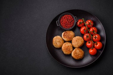 Lezzetli taze kıymalı balık pirzolası. Esmer arka planda baharatlar ve otlarla birlikte.