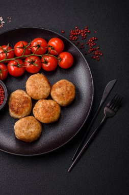 Lezzetli taze kıymalı balık pirzolası. Esmer arka planda baharatlar ve otlarla birlikte.