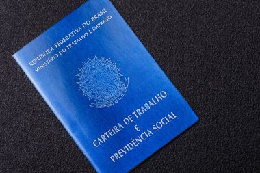Koyu beton arka planda bir Brezilya vatandaşının uluslararası pasaportu