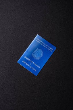 Koyu beton arka planda bir Brezilya vatandaşının uluslararası pasaportu