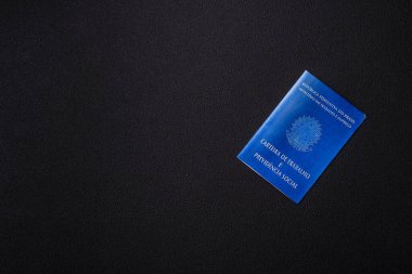 Koyu beton arka planda bir Brezilya vatandaşının uluslararası pasaportu