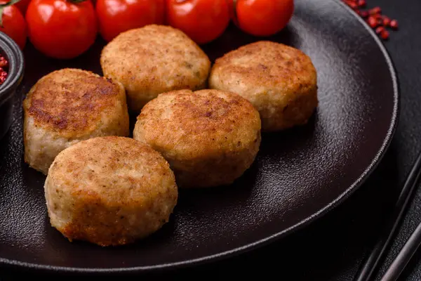 Lezzetli taze kıymalı balık pirzolası. Esmer arka planda baharatlar ve otlarla birlikte.